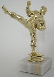 Dekorative Kick Budofigur in Gold mit Sockel